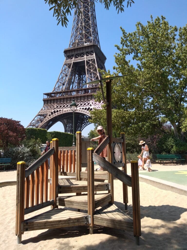aire-de-jeux-tour-eiffel-enfants