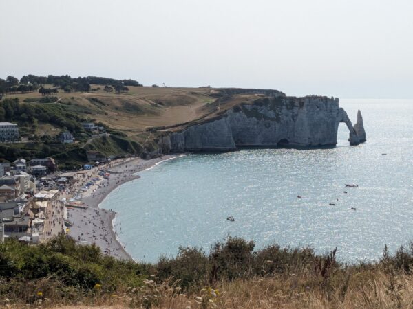Vue-etretat-depuis-la-falaise-d-amont
